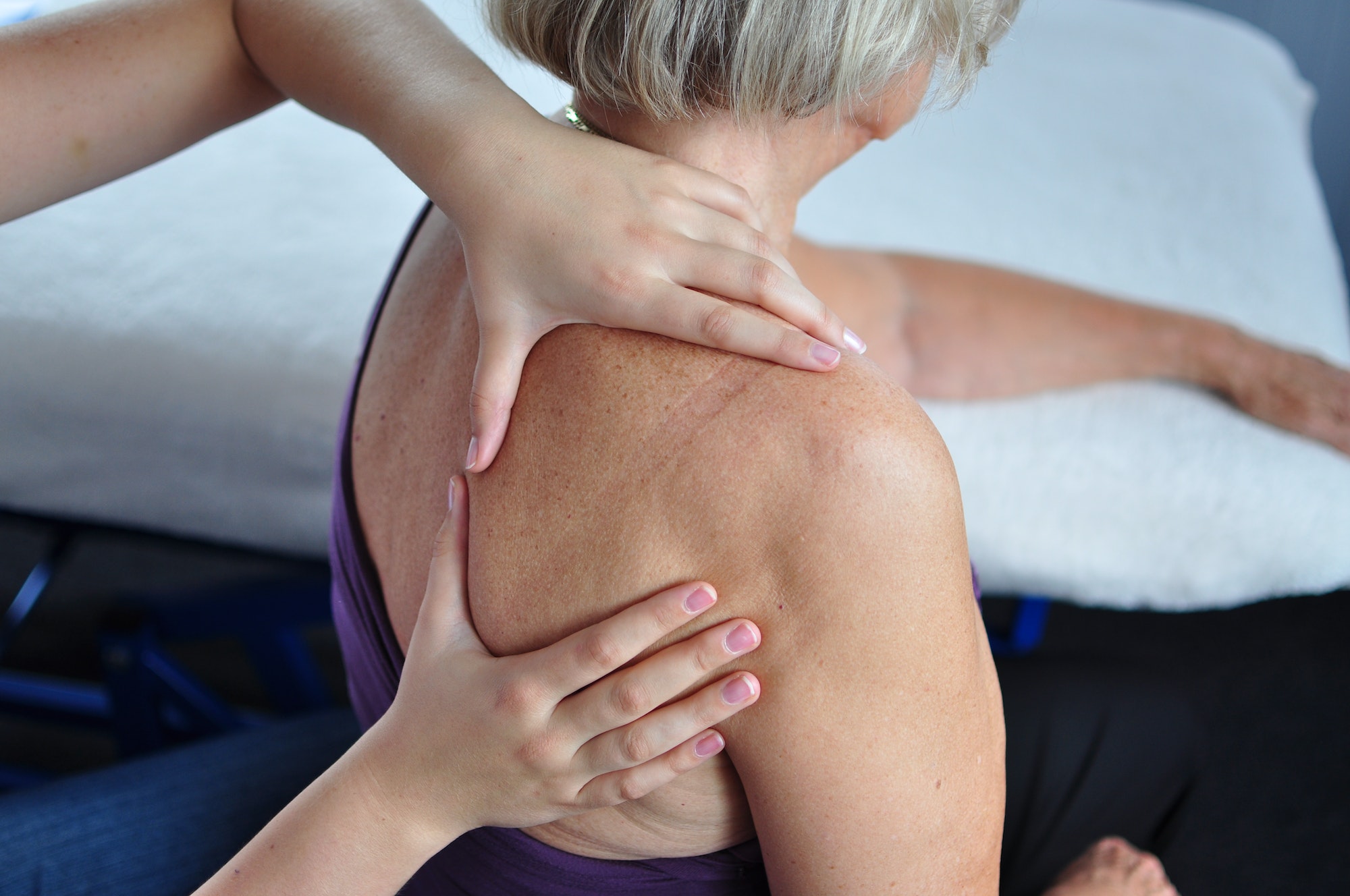 Shoulder treatment of an old woman